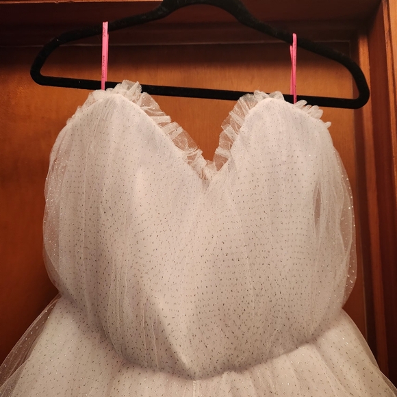 Betsey Johnson Dresses & Skirts - Elegant White Tulle Dress